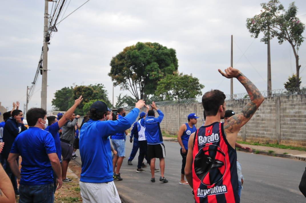 Torcedores cobram empenho e querem melhores resultados em campo 