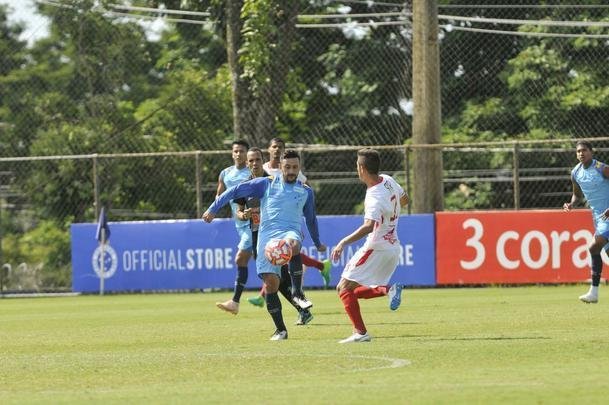 Com gols de Rafinha, David, Renato Kayzer e Murilo, Cruzeiro venceu Democrata-SL por 4 a 1 em jogo-treino nesta tera-feira, na Toca da Raposa 2 (fotos: Juarez Rodrigues/EM D.A Press)