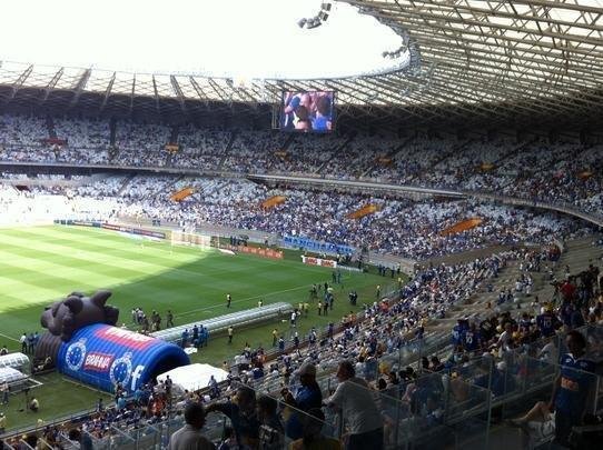Torcida cruzeirense comea a festa dentro do estdio antes da partida decisiva contra o Grmio