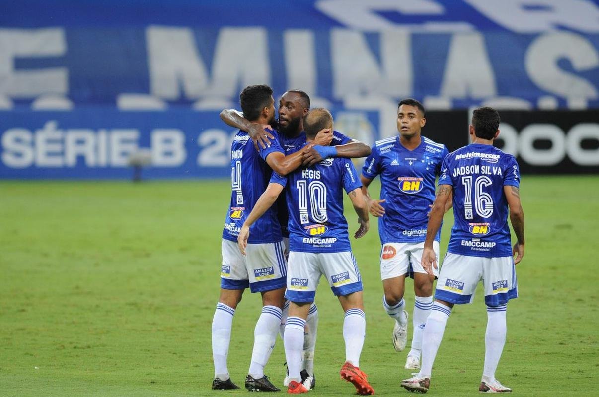 Em 2020, a Adidas voltou ao Cruzeiro como fornecedor de material esportivo. As trs listras na manga tambm retornaram, e o escudo seguiu com as estrelas soltas, algo que permanece na camisa principal desde 2007. O patrocnio mster voltou a ser o Supermercados BH.