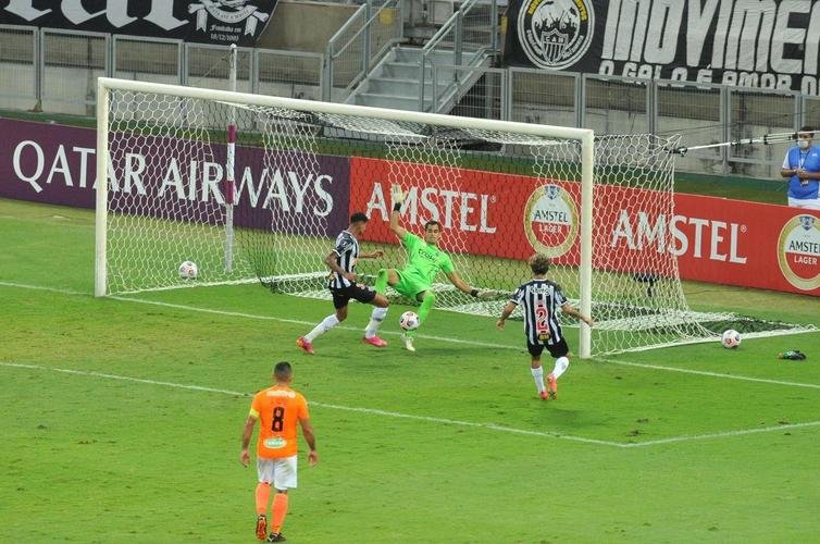 Fotos do gol de Marrony, do Atltico, sobre o La Guaira, no Mineiro