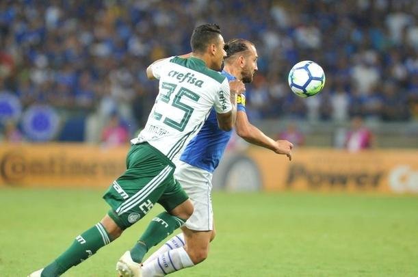Palmeiras empatou o jogo logo aos 4 minutos do segundo tempo, com gol de cabea de Felipe Melo: 1 a 1