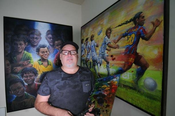 Mineiro de Mariana, artista Camaleo abre nesta tera-feira, para convidados, no Mineiro, a exposio 'Fragmentos de um gacho', que retrata momentos da vida do craque. Pblico em geral ter acesso a partir de quarta