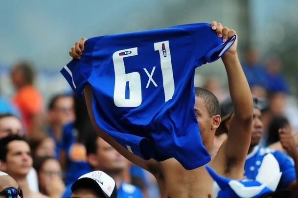 Imagens da torcida do Cruzeiro no clssico contra o Atltico, no Mineiro