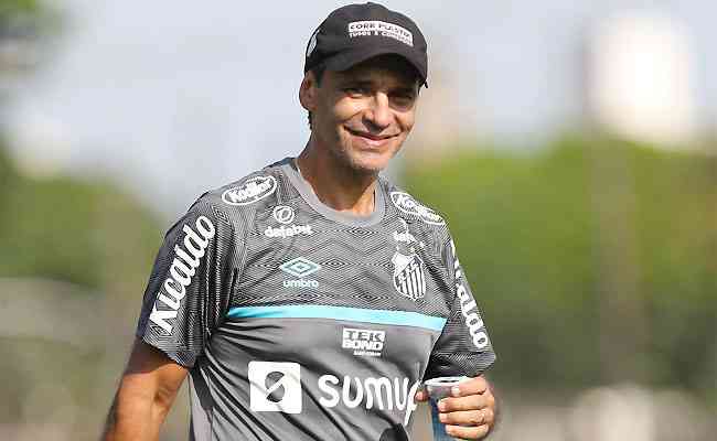 Fabin Bustos, novo tcnico do Santos, foi apresenado aos jogadores e j comeou trabalho