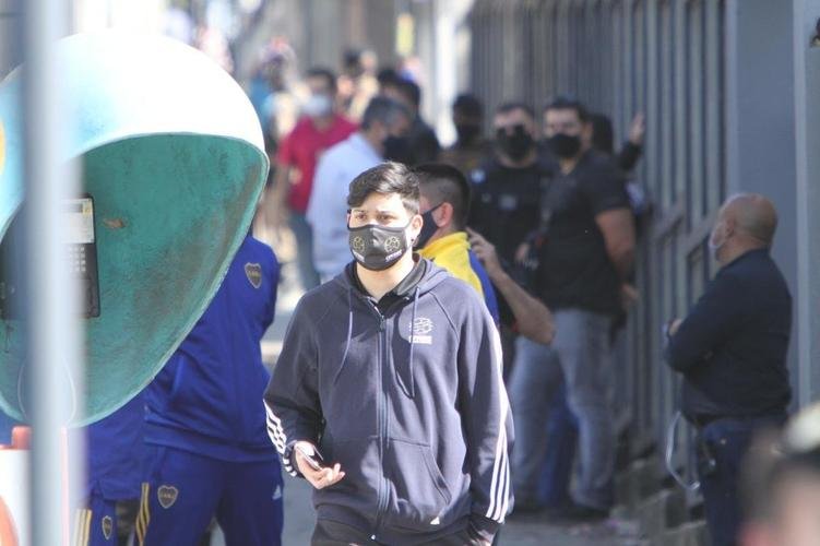 A delegação do Boca Juniors foi liberada da Central de Flagrantes 4  (CEFLAN 4) da Polícia Civil, no bairro Alípio de Melo, região Noroeste de Belo Horizonte, por volta das 12h desta quarta-feira. Jogadores e membros da comissão técnica da equipe argentina ficaram na delegacia por cerca de 12 horas para esclarecimentos sobre a confusão no Mineirão após a eliminação diante do Atlético, nos pênaltis, pelas oitavas de final da Copa Libertadores da América.