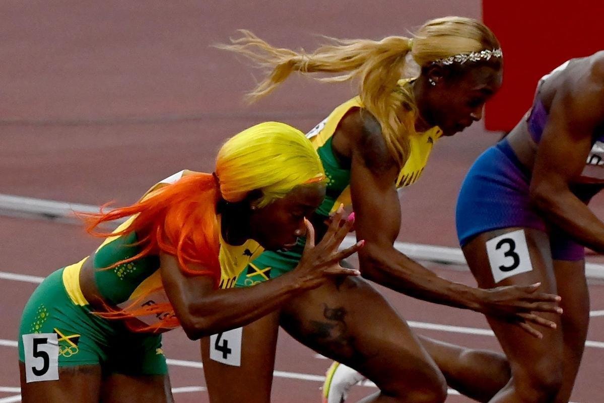 Fotos espetaculares da vitria da jamaicana Elaine Thompson-Herah nos 100m rasos dos Jogos Olmpicos de Tquio com o tempo de 10s61. A velocista quebrou o recorde olmpico e comandou o pdio jamaicano ao lado de Ann Fraser-Pryce, prata, e Shericka Jackson, bronze.