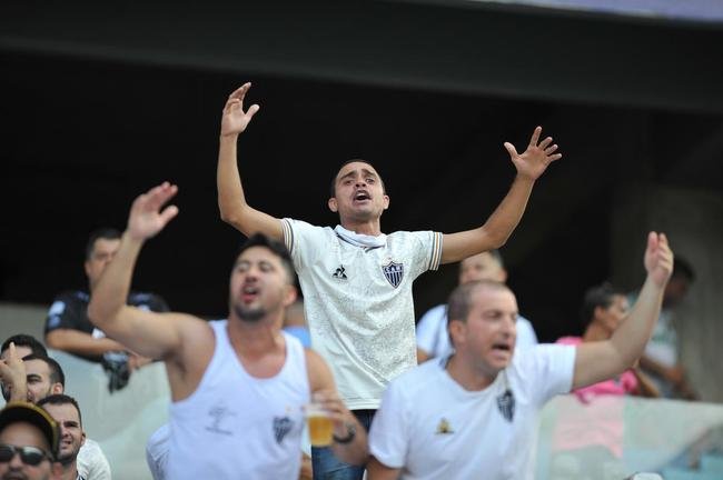 Fotos das torcidas de Atltico e Flamengo na Arena Pantanal, em Cuiab, durante a final da Supercopa do Brasil