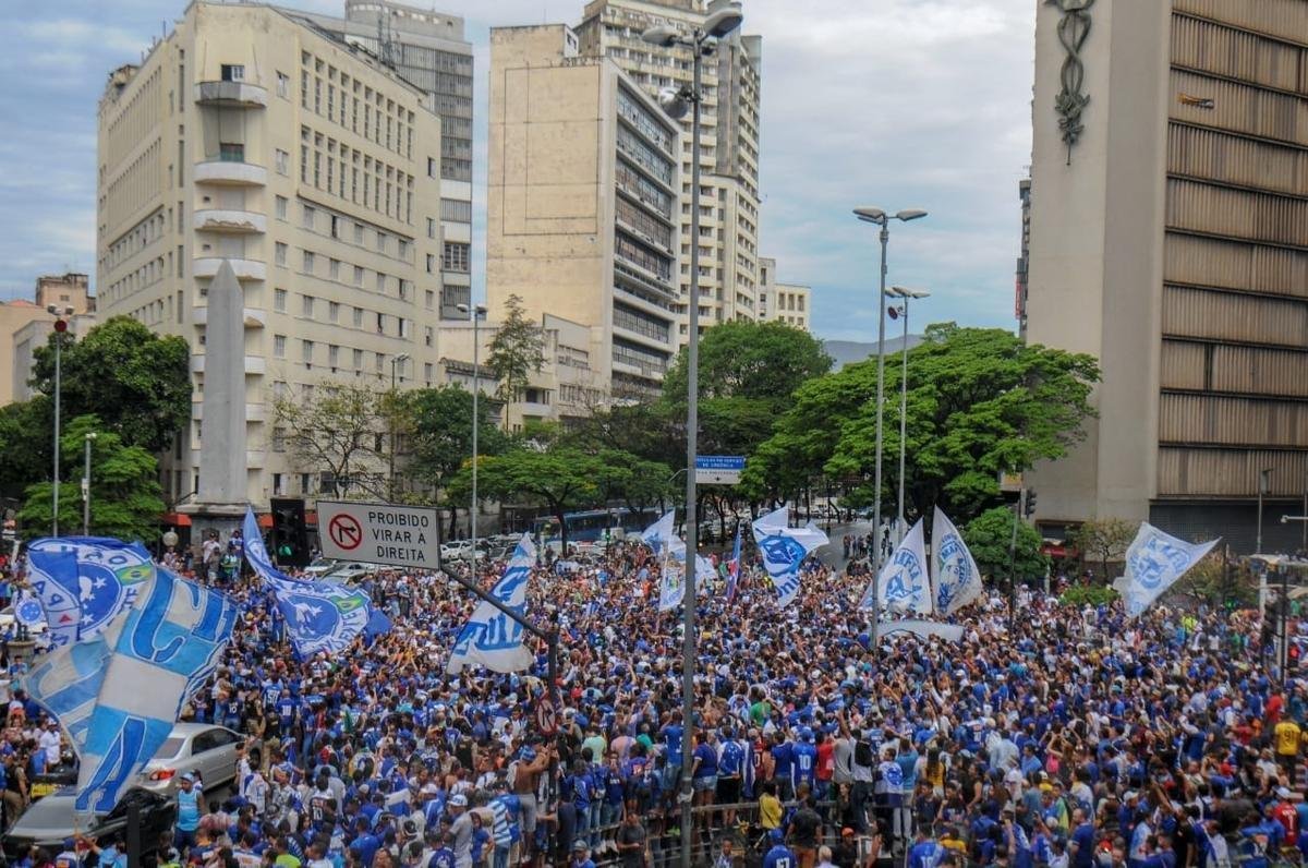 Praa Sete colorida de azul e branco! Multido cruzeirense vai s ruas celebrar a conquista do hexa da Copa do Brasil
