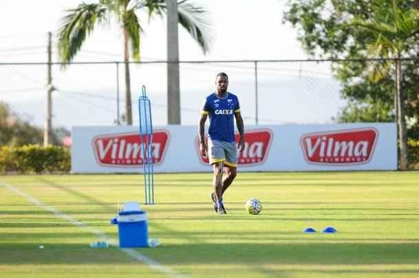 Depois de invaso de torcida organizada, jogadores trabalharam normalmente. Ded foi entregue  preparao fsica, assim como volante Marciel. Time enfrenta o Vitria na quarta-feira pela Copa do Brasil
