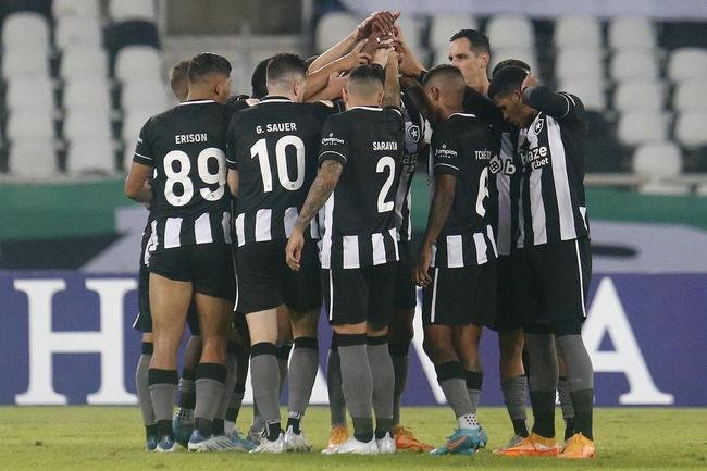 Fotos da partida entre Botafogo e Amrica, pelo duelo de volta das oitavas de final da Copa do Brasil. Jogo foi realizado nesta quinta-feira (14), no estdio Nilton Santos, na cidade do Rio de Janeiro.