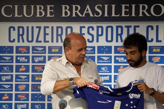 Gerente Valdir Barbosa e agente Gabriel o Pensador apresentaram meia Gabriel Xavier na Toca