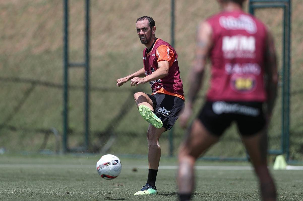 Com seriedade, mas tambm descontrao, o Atltico treinou sob sol forte na manh desta sexta-feira (21), na Cidade do Galo, em Vespasiano. Este foi o quinto dia de pr-temporada para o clube mineiro em 2022, sob o comando do tcnico argentino Antonio 'El Turco' Mohamed. Novas baixas, o volante Allan e o atacante Keno testaram positivo para COVID-19 e no participaram das atividades (ambos cumprem perodo de sete dias de isolamento social).