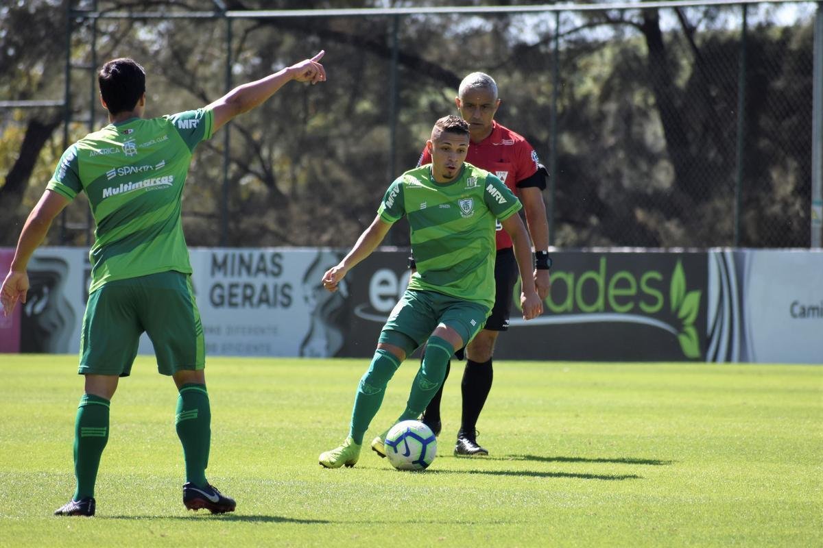 Em jogo-treino realizado na manh deste sbado, na Cidade do Galo, o Amrica venceu o Atltico, por 3 a 1. Os gols do triunfo americano foram marcados por Jonatas Belusso, duas vezes, e Rafael Bilu. O zagueiro Rver descontou para a equipe alvinegra.