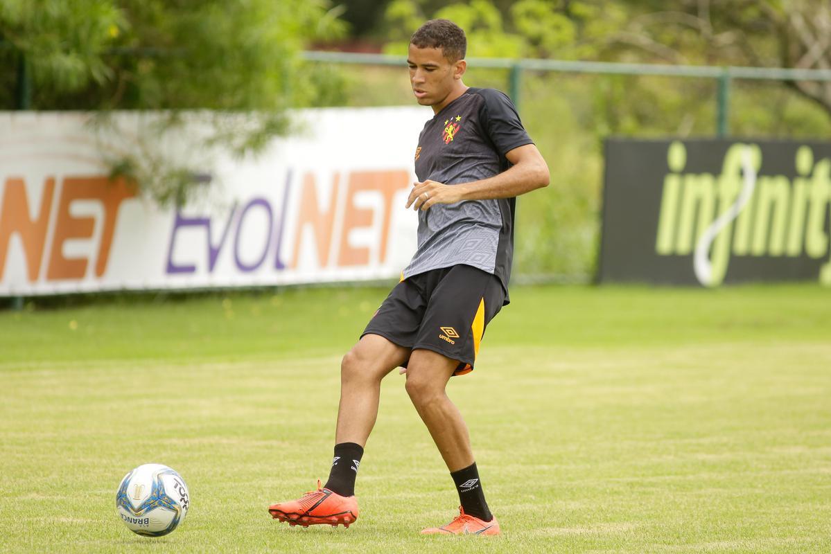 No primeiro trabalho, houve um treinamento tático, que exigia troca de passes e triangulações dos jogadores, com o elenco dividido em grupos de três atletas cada. Em seguida, os jogadores foram divididos em dois grupos no mesmo campo para o trabalho específico por setores de defesa e ataque. De um lado, os zagueiros, laterais e volantes participaram de um treino tático de posicionamento com o auxiliar Daniel Cerqueira. Do outro, os meias e atacantes fizeram um trabalho específico de passe e finalização sob o comando do técnico Daniel Paulista.