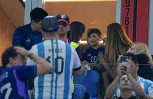 Familiares de Messi em camarote do Estdio 974, de Doha, durante jogo entre Argentina e Polnia pelo Grupo C da Copa do Mundo. Nas fotos aparecem o pai Jorge Messi, a esposa Antonela Roccuzzo e os filhos Ciro, Thiago e Matteo