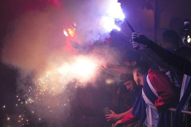 Torcida do Cruzeiro apoia a delegao do time na chegada ao Mineiro