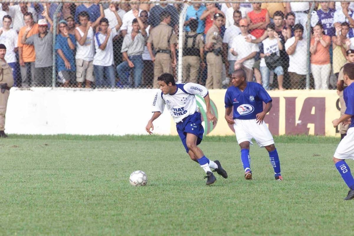 O primeiro passo do Cruzeiro em 2003 para alcanar a histrica Trplice Coroa foi dado em 16 de maro, com a conquista do Campeonato Mineiro de pontos corridos. A taa foi erguida de forma antecipada com a vitria por 4 a 0 sobre a URT, no estdio Zama Maciel, em Patos de Minas, pela 11 rodada. Deivid, Aristizbel, Alex e Maurinho marcaram os gols do triunfo. Em seguida, o elenco deu a volta olmpica, ergueu a taa diante dos cruzeirenses e desfilou em carro aberto pela cidade do interior de Minas. No retorno a BH, naquele mesmo dia, o grupo foi recebido com festa pela torcida no Aeroporto da Pampulha. O Cruzeiro foi campeo estadual invicto. O ltimo jogo foi contra o Tupi, no Mineiro.