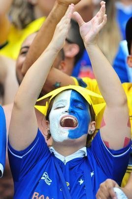 Torcida cruzeirense comea a festa dentro do estdio antes da partida decisiva contra o Grmio