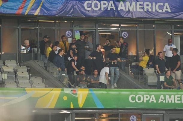Fotos das torcidas de Brasil e Argentina, no Mineiro, no clssico vlido pela semifinal da Copa Amrica