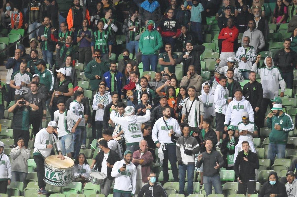 Fotos do jogo entre Amrica e Fluminense, no Independncia, em Belo Horizonte, pela 12 rodada do Campeonato Brasileiro