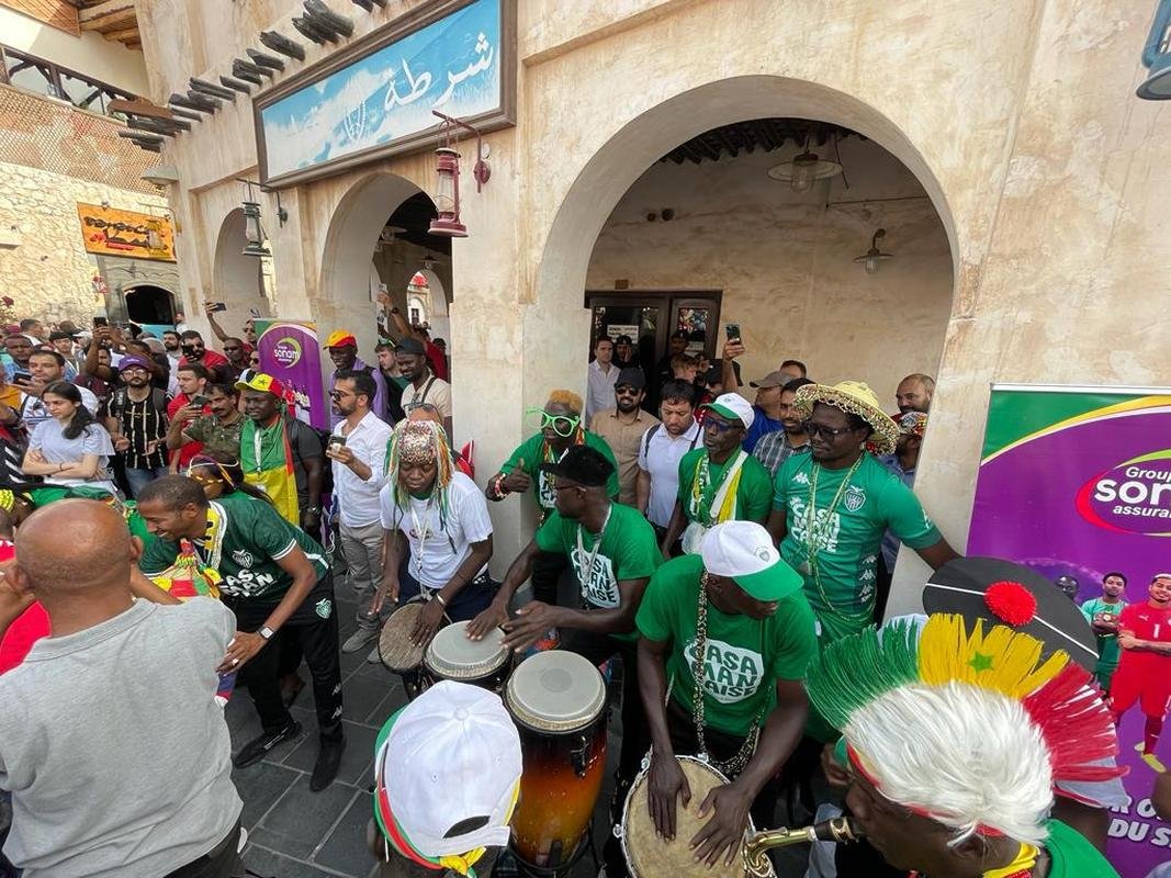 Torcidas da Copa do Mundo de 2022 tm se encontrado no Souq Waqif, tradicional mercado em Doha, no Catar.