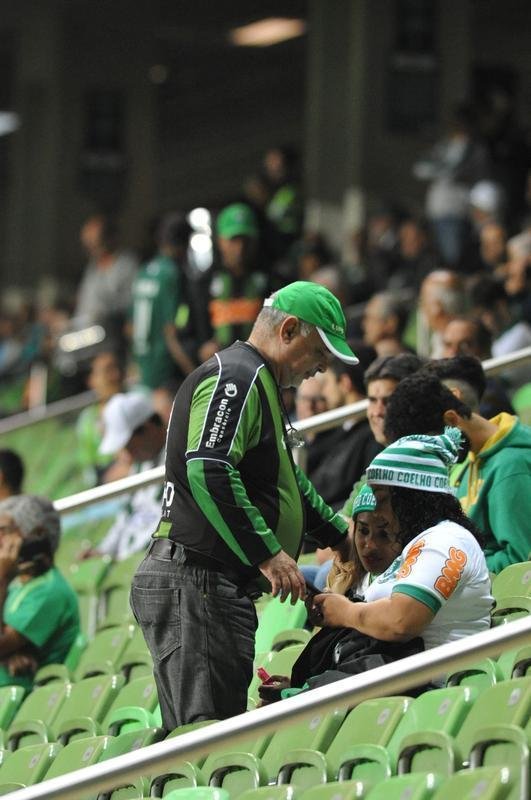 Imagens da torcida alviverde no duelo entre Amrica e Cricima, no Independncia, pela Srie B