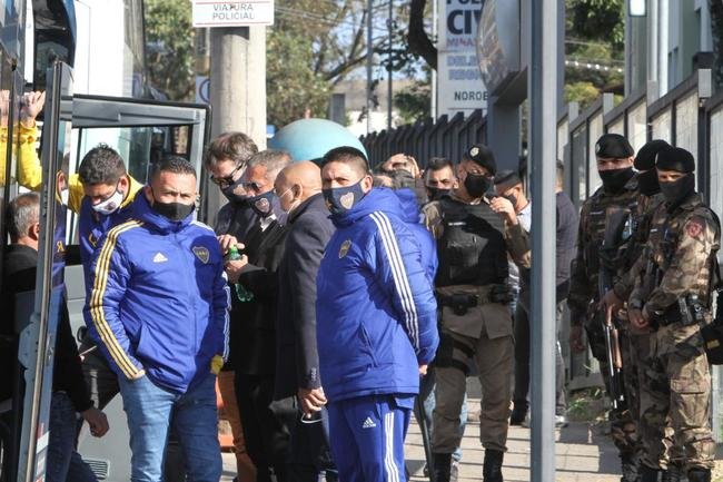 A delegao do Boca Juniors foi liberada da Central de Flagrantes 4  (CEFLAN 4) da Polcia Civil, no bairro Alpio de Melo, regio Noroeste de Belo Horizonte, por volta das 12h desta quarta-feira. Jogadores e membros da comisso tcnica da equipe argentina ficaram na delegacia por cerca de 12 horas para esclarecimentos sobre a confuso no Mineiro aps a eliminao diante do Atltico, nos pnaltis, pelas oitavas de final da Copa Libertadores da Amrica.