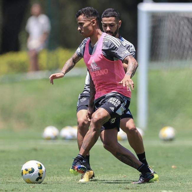Fotos do treino do Atltico nesta quarta-feira (12/10), na Cidade do Galo. Em recuperao de um incmodo na panturrilha esquerda, Hulk fez funcional no campo e ainda  dvida para o confronto contra o Flamengo, no sbado, s 20h30, no Maracan, pelo Brasileiro