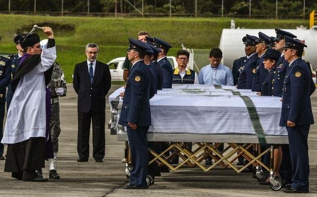 Corpos das vítimas da queda do voo da Chapecoense deixam Medellín rumo a Chapecó. Velório neste sábado, na cidade catarinense, deve reunir mais de cem mil pessoas e mil jornalistas do mundo todo