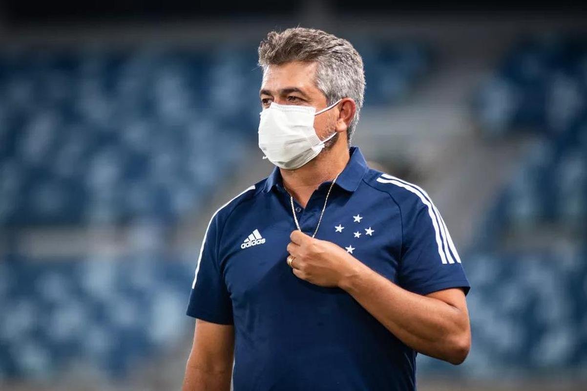 10 Ney Franco - 7 jogos (2 vitrias, 1 empate e 4 derrotas)