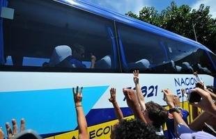 Torcida faz festa em aeroporto para receber o tricampe�o Brasileiro