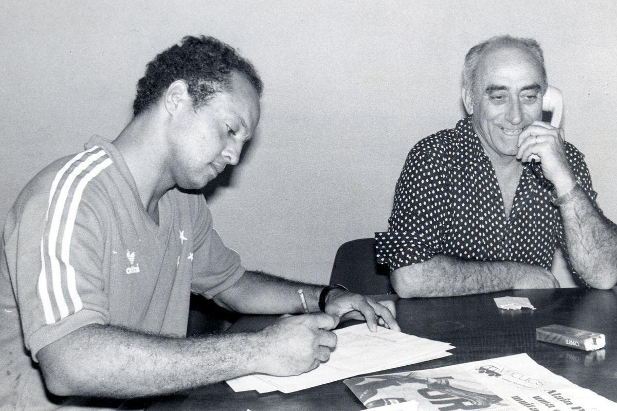 Imagens do Cruzeiro com a camisa da Adidas (Arquivo/Estado de Minas)