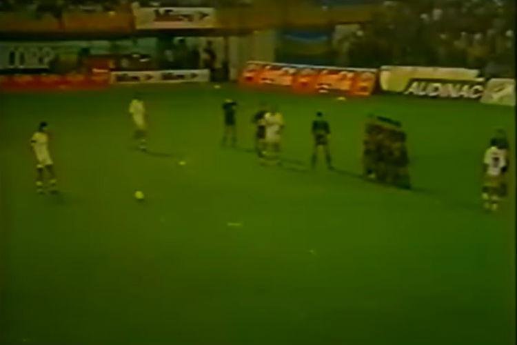 Pela terceira rodada da fase de grupos da Copa Libertadores de 1994, o Cruzeiro venceu o Boca Juniors, em plena Bombonera, por 2 a 1. Paulo Roberto, em belo gol de falta (foto), e Roberto Gacho marcaram os gols do triunfo em Buenos Aires. O goleiro Dida teve tima performance no jogo. O time mineiro, treinado por nio Andrade, tambm contava com Ronaldo no ataque. 