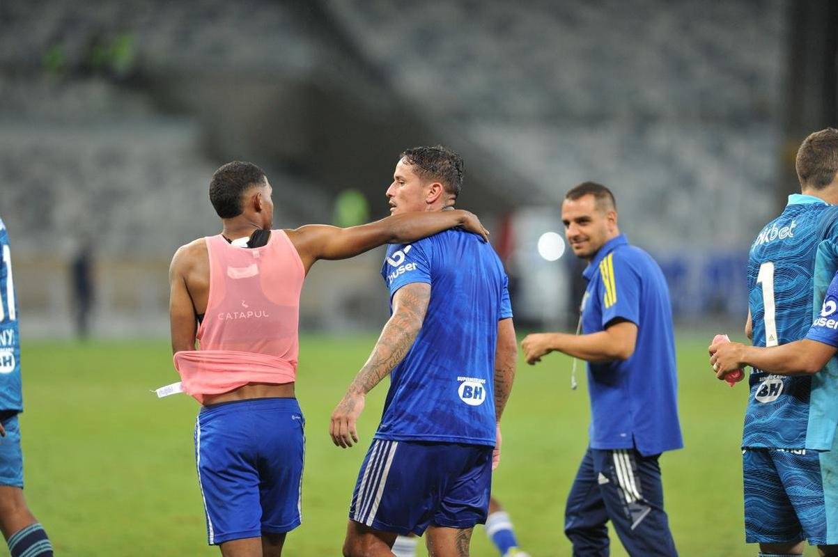 Time e comisso tcnica do Cruzeiro festejaram vitria sobre o Brusque, por 1 a 0, com torcedores no Mineiro. Tcnico Paulo Pezzolano entrou no clima e vibrou com o triunfo pela segunda rodada da Srie B