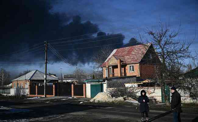 Fumaa negra sobe a partir do aeroporto militar de Chuguyev, nas proximidades de Kharkiv, onde Mailton mora