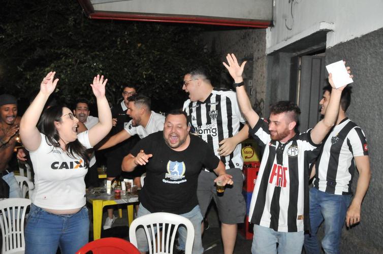 Torcedores do Galo comemoram classificao  final da Copa do Brasil no Bar do Salomo, tradicional reduto atleticano de Belo Horizonte