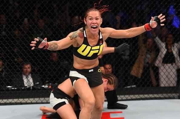 Fotos da vitória de Cris Cyborg em sua estreia no UFC