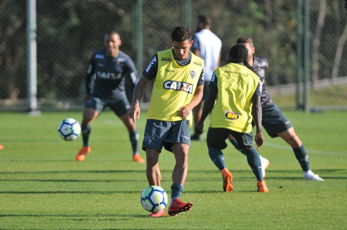 Elenco atleticano fez trabalho ttico orientado por Larghi antes de jogo-treino contra o Coimbra