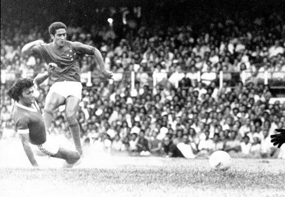 Na estreia, Cruzeiro bateu o Internacional por 5 a 4, em um dos maiores jogos da hist�ria do Mineir�o