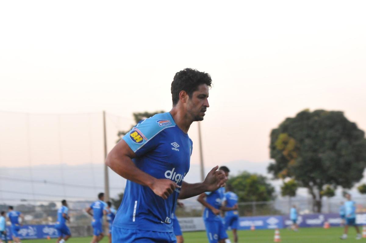Cruzeiro iniciou sua intertemporada nesta segunda-feira na Toca da Raposa II. Tcnico Mano Menezes contou com elenco completo. Grupo agora comea preparao para decises com Atltico na Copa do Brasil, River Plate na Copa Libertadores e 29 rodadas restantes do Campeonato Brasileiro