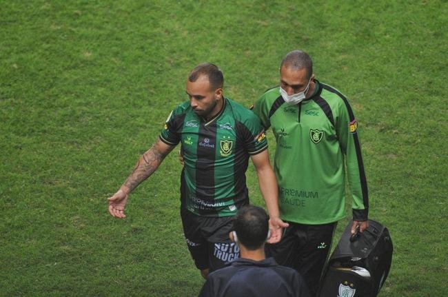 Ribamar chegou a marcar o segundo gol do Amrica no jogo, mas ele foi invalidado devido a um toque na mo de Alan Ruschel antes do cruzamento para o atacante.