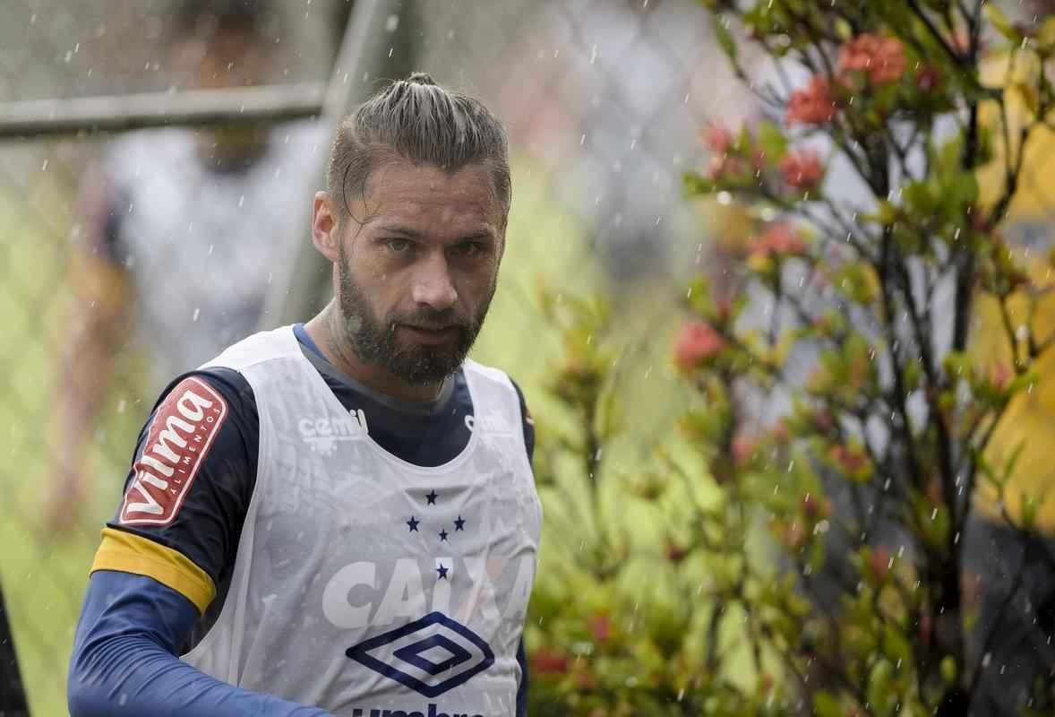 Elenco do Cruzeiro precisou deixar o campo da Toca da Raposa II aps tempestade em BH