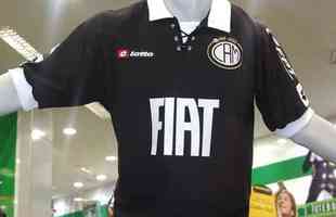 Em 2008, Atltico teve a Lotto como fornecedora. A terceira camisa produzida pela empresa italiana era toda preta com detalhes brancos