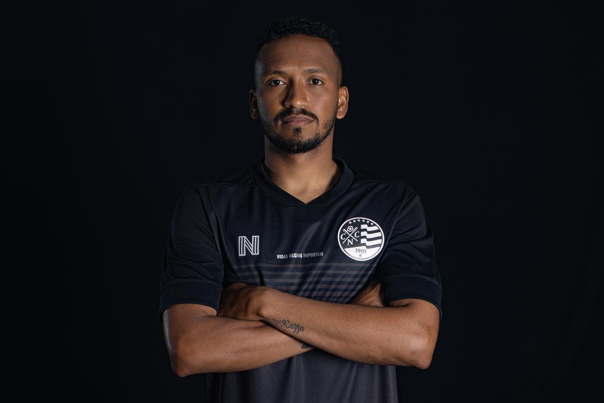 Detalhes da camisa preta, lanada no incio da tarde desta sexta-feira pelo Nutico. Uniforme faz aluso a um manifesto racista, que busca reverter o passado desigual que o clube tem