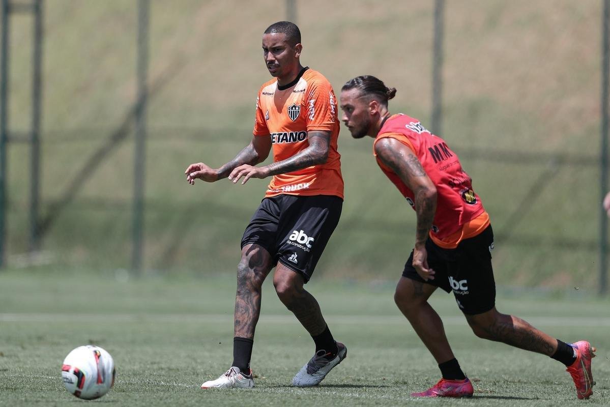 Com seriedade, mas tambm descontrao, o Atltico treinou sob sol forte na manh desta sexta-feira (21), na Cidade do Galo, em Vespasiano. Este foi o quinto dia de pr-temporada para o clube mineiro em 2022, sob o comando do tcnico argentino Antonio 'El Turco' Mohamed. Novas baixas, o volante Allan e o atacante Keno testaram positivo para COVID-19 e no participaram das atividades (ambos cumprem perodo de sete dias de isolamento social).