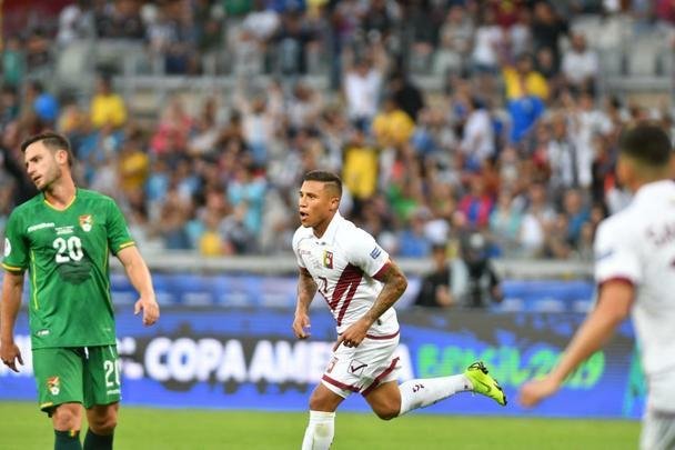 Imagens da partida entre Bolvia e Venezuela