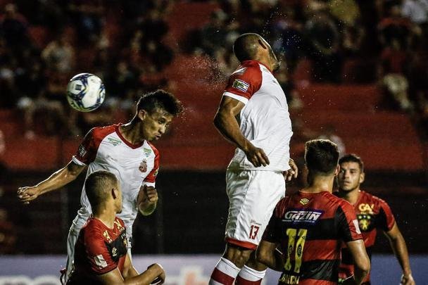 No segundo tempo, o Sport ainda ampliou o placar com Jean Patrick. Porém, com a expulsão do capitão Sander, o Imperatriz tomou a iniciativa do jogo e chegou ao empate com dois gols de Cesinha.