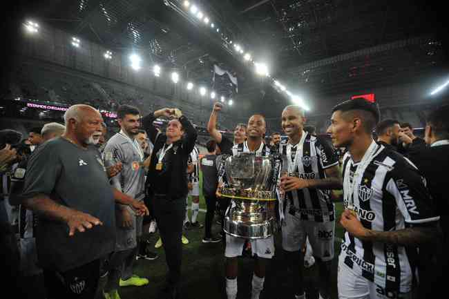 Atlético ergue a taça e festeja bi da Copa do Brasil