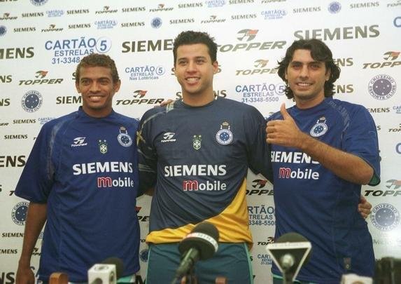 O Cruzeiro apresentou o goleiro Fbio em janeiro de 2005. Para contrat-lo, o clube cedeu os direitos econmicos do atacante Alex Dias ao Vasco. Em quase 14 anos seguidos como titular, o camisa 1  recordista em nmero de jogos pelo clube: 807. Na imagem, Fbio  ladeado pelo volante Marab e o lateral-esquerdo Athirson.
